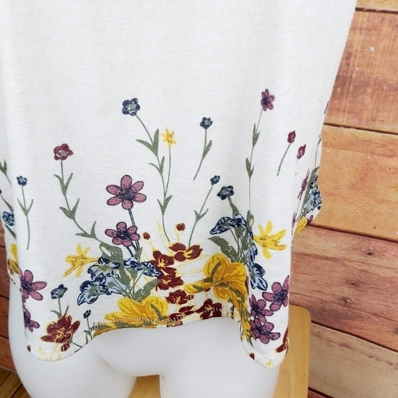 𝅺Off shoulder crop top size medium Flowers Print - Picture 3 of 6